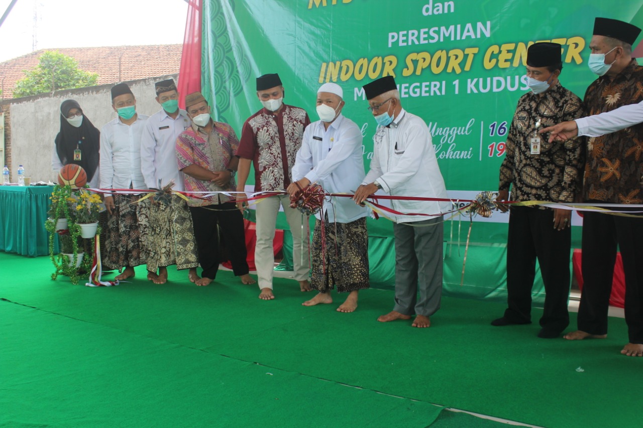Peringati Harlah Ke 43 MTs Negeri 1 Kudus Meresmikan Indoor Sport Center