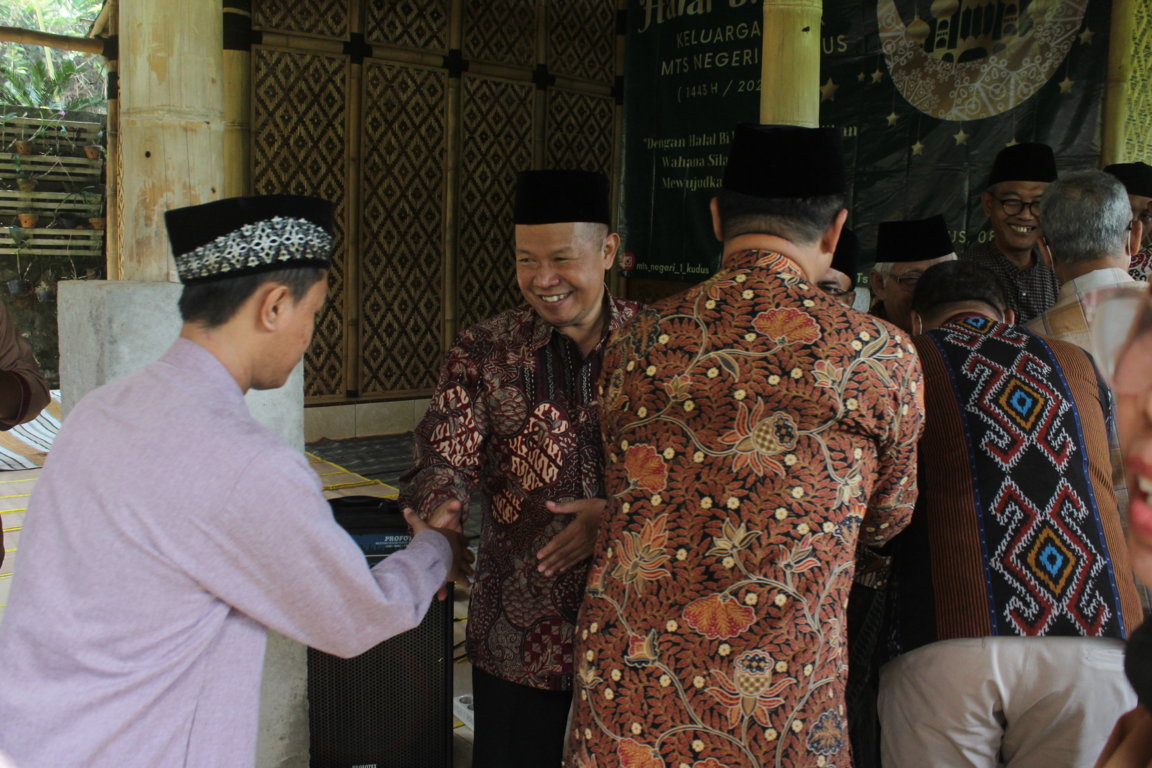 MTs Negeri 1 Kudus Adakan Halal Bi Halal Di Kedungsari dengan Nuansa Klasik