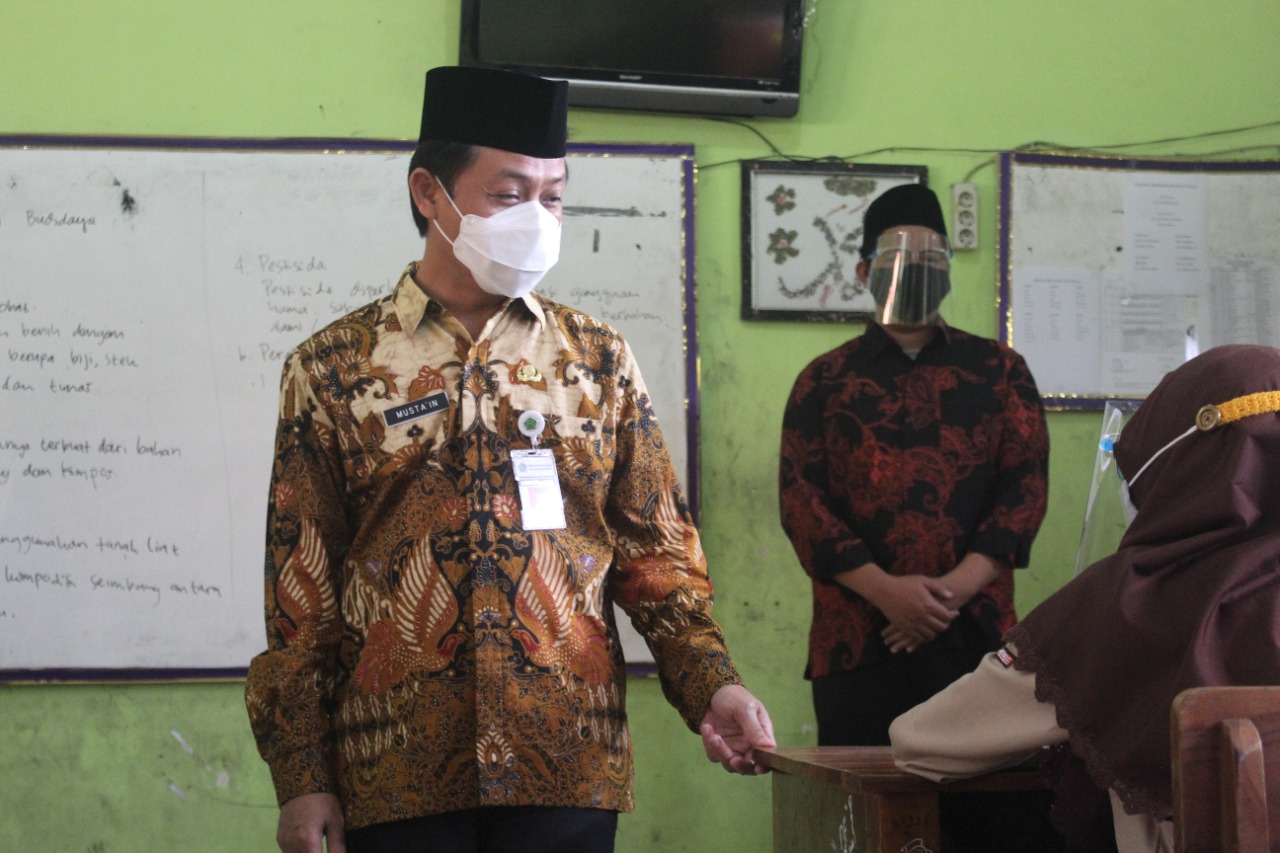 Kakanwil Kemenag Jateng Monev Prokes 5M  Simulasi PTM MTs Negeri 1 Kudus