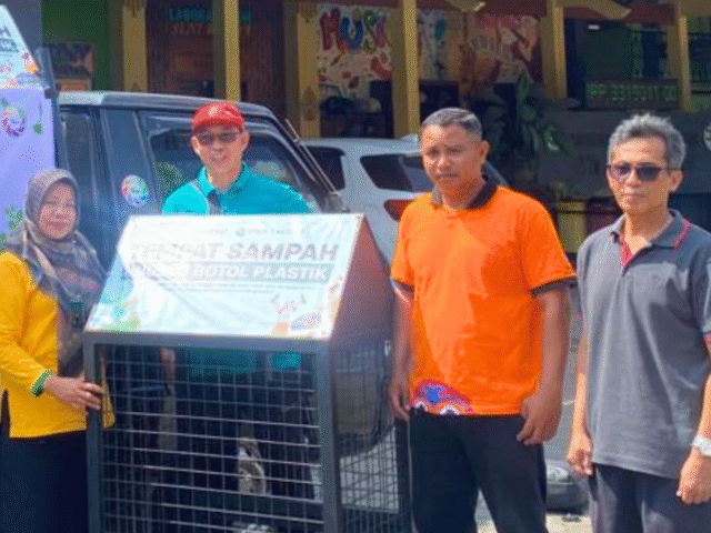 Tingkatkan Kepedulian Lingkungan, MTsN 1 Kudus Terima Bantuan Keranjang Sampah dari PT. Pura Group
